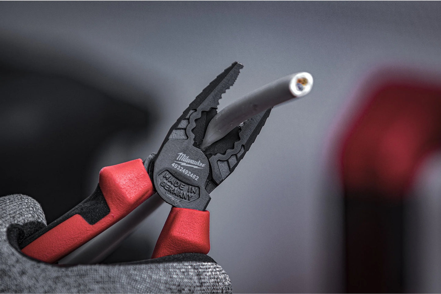 Universal Pliers 180mm Milwaukee