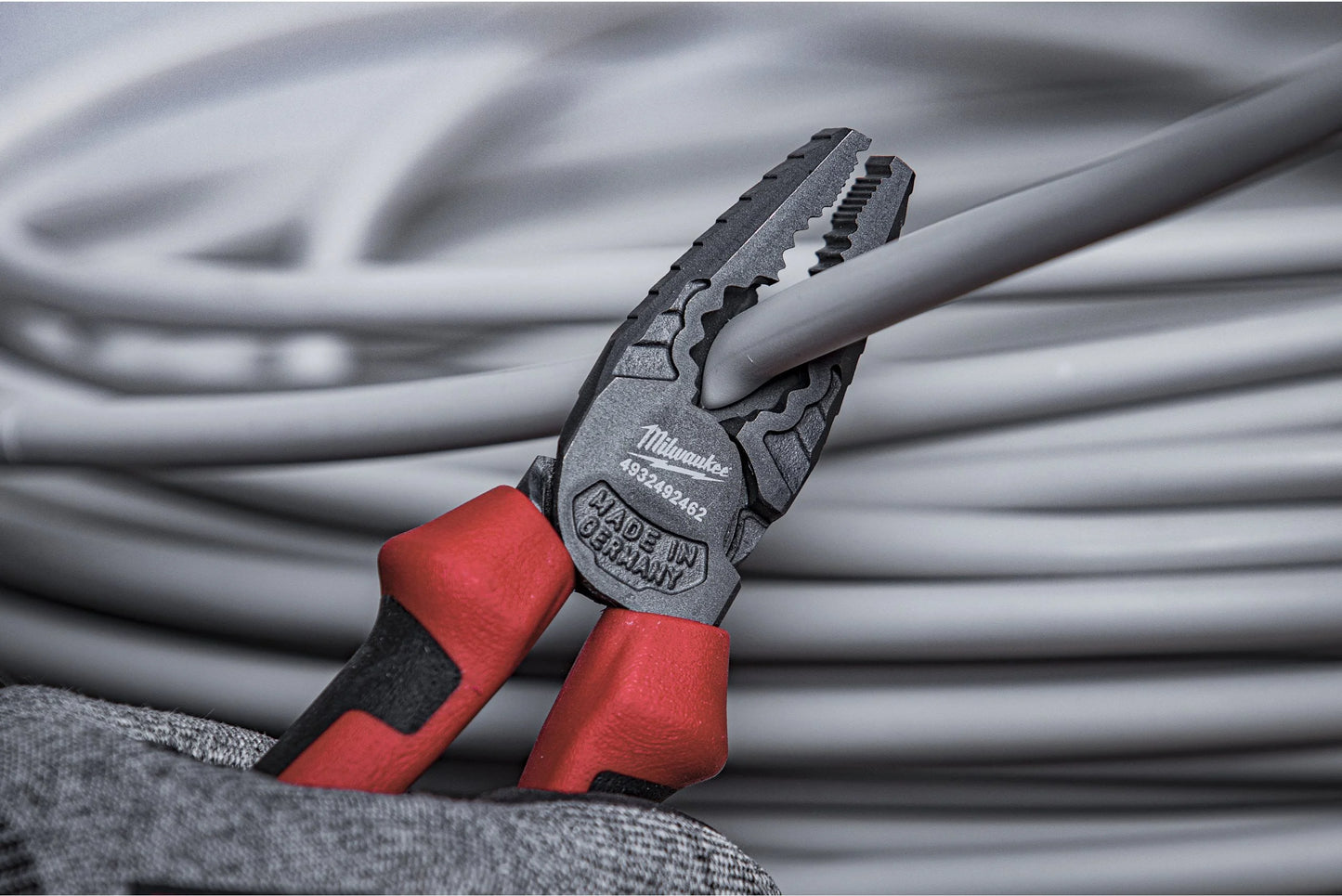 Universal Pliers 180mm Milwaukee