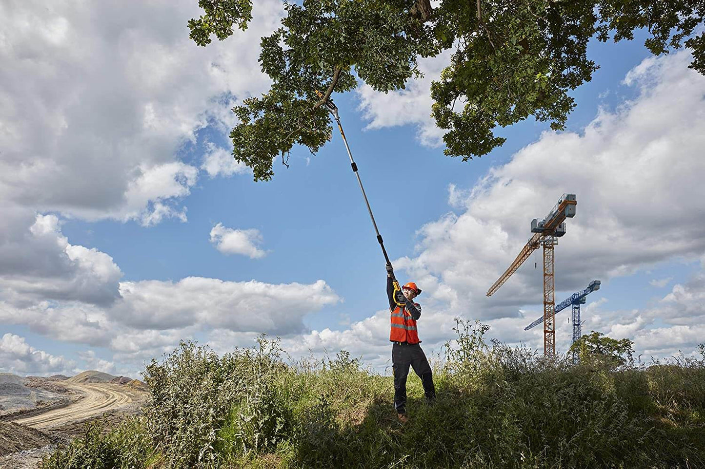 18V 450cm accu-aangedreven hoogtesnoeier met 5Ah accu Dewalt DCMPS567P1