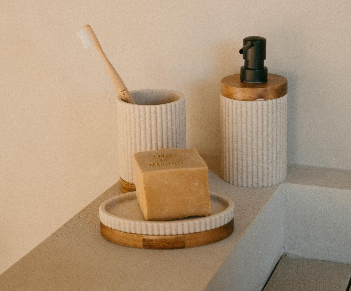 Distributeur de salle de bain beige, polyrésine et bois d'acacia, Ø8×18 cm, Andrea House