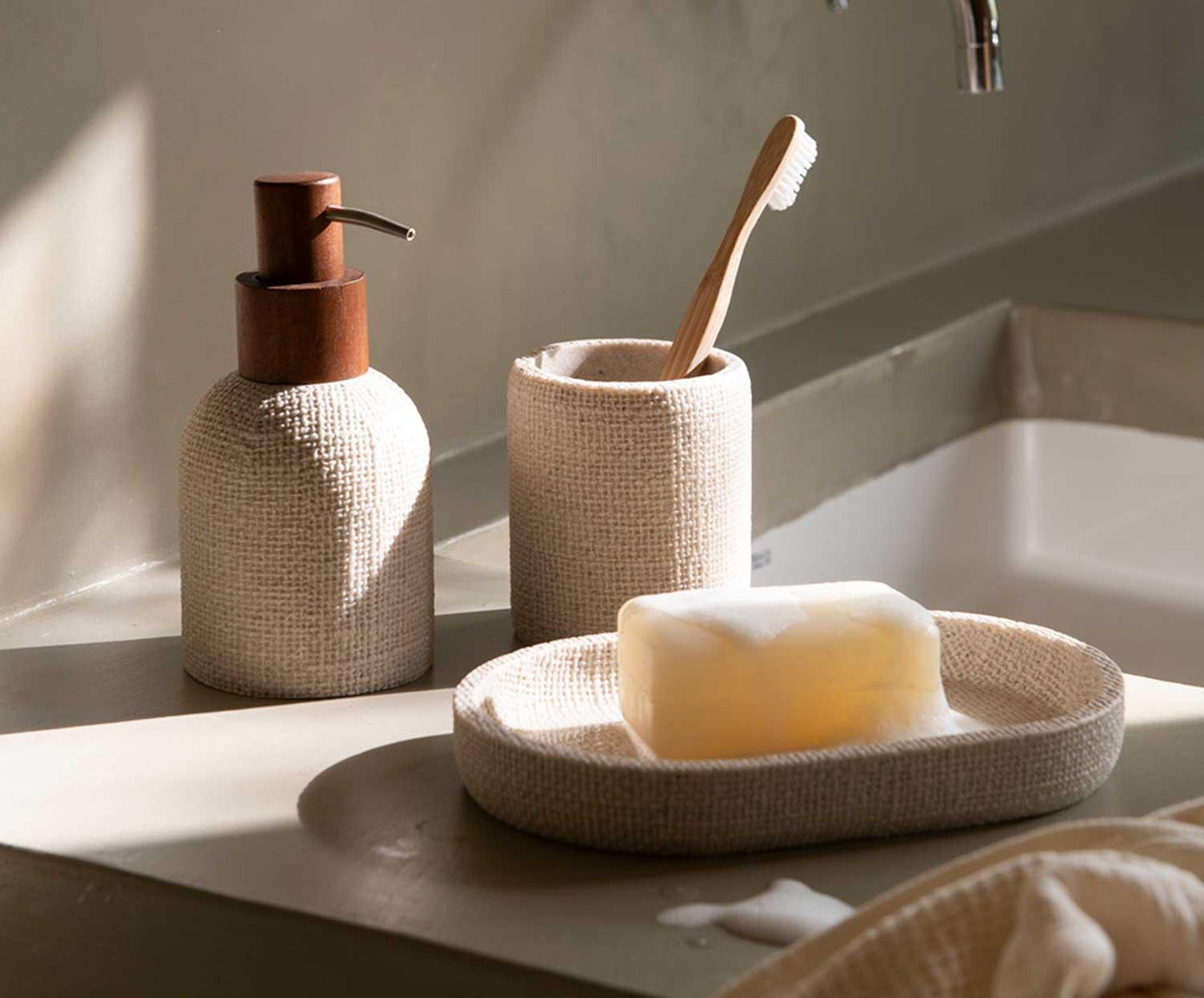 Textured bathroom dispenser Ø8x15.5cm Andrea House