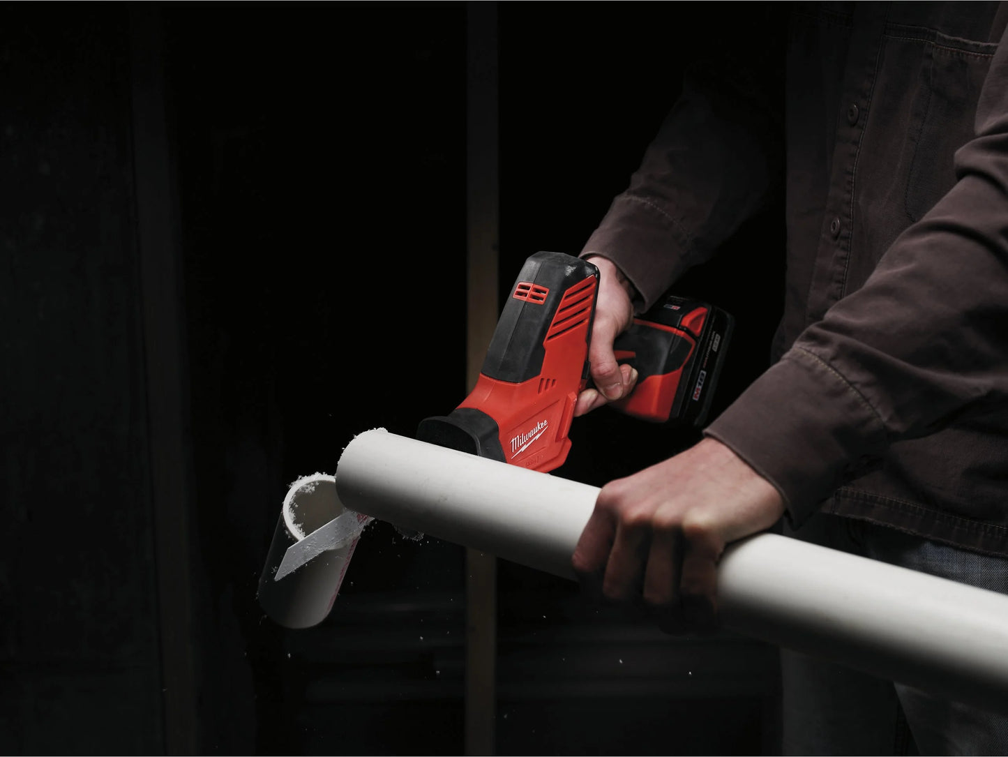 Scie sauteuse Milwaukee C18 HZ-402B M18 avec 2 batteries 4 Ah, chargeur et sac de transport