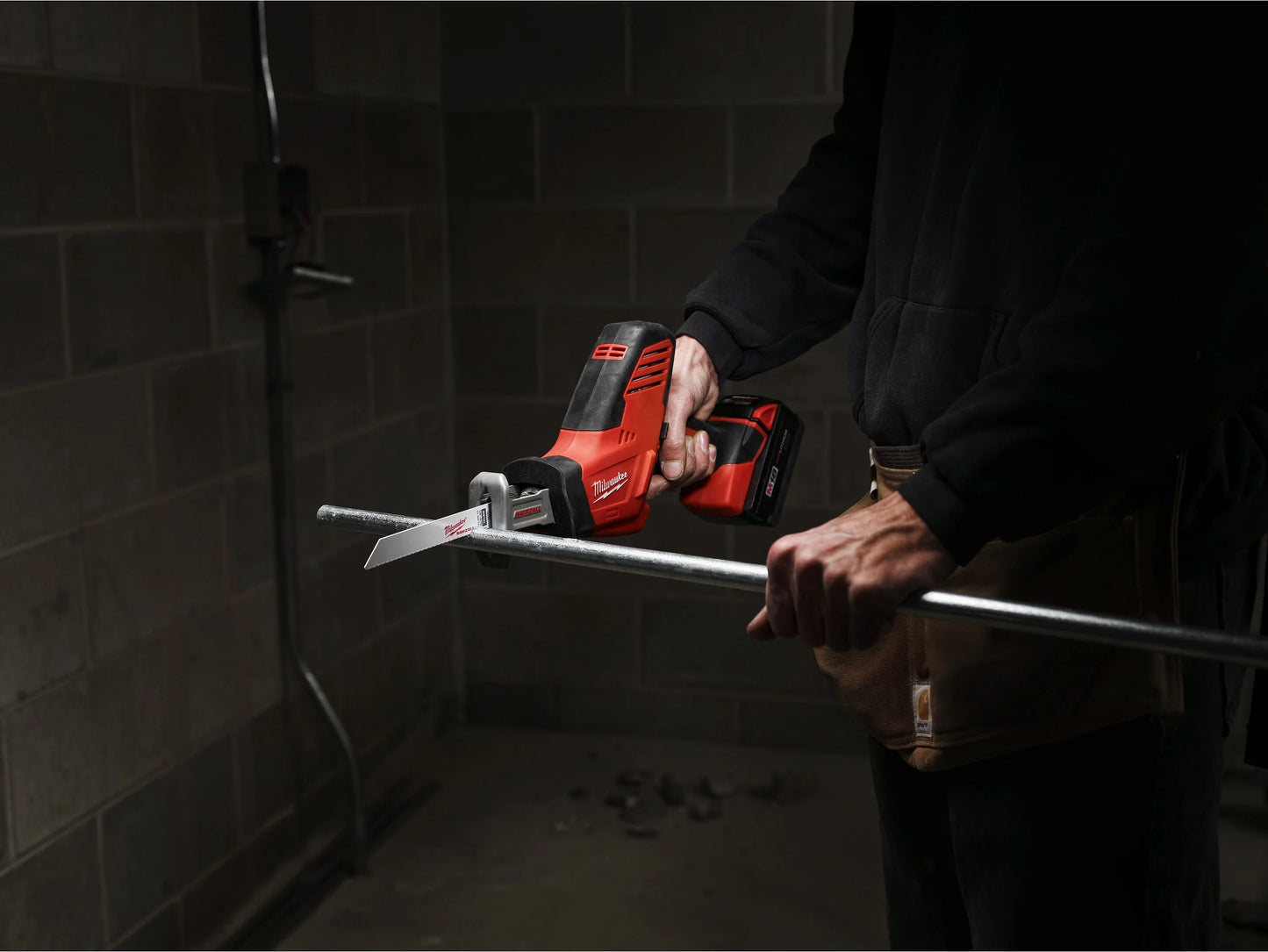 Scie sauteuse Milwaukee C18 HZ-402B M18 avec 2 batteries 4 Ah, chargeur et sac de transport