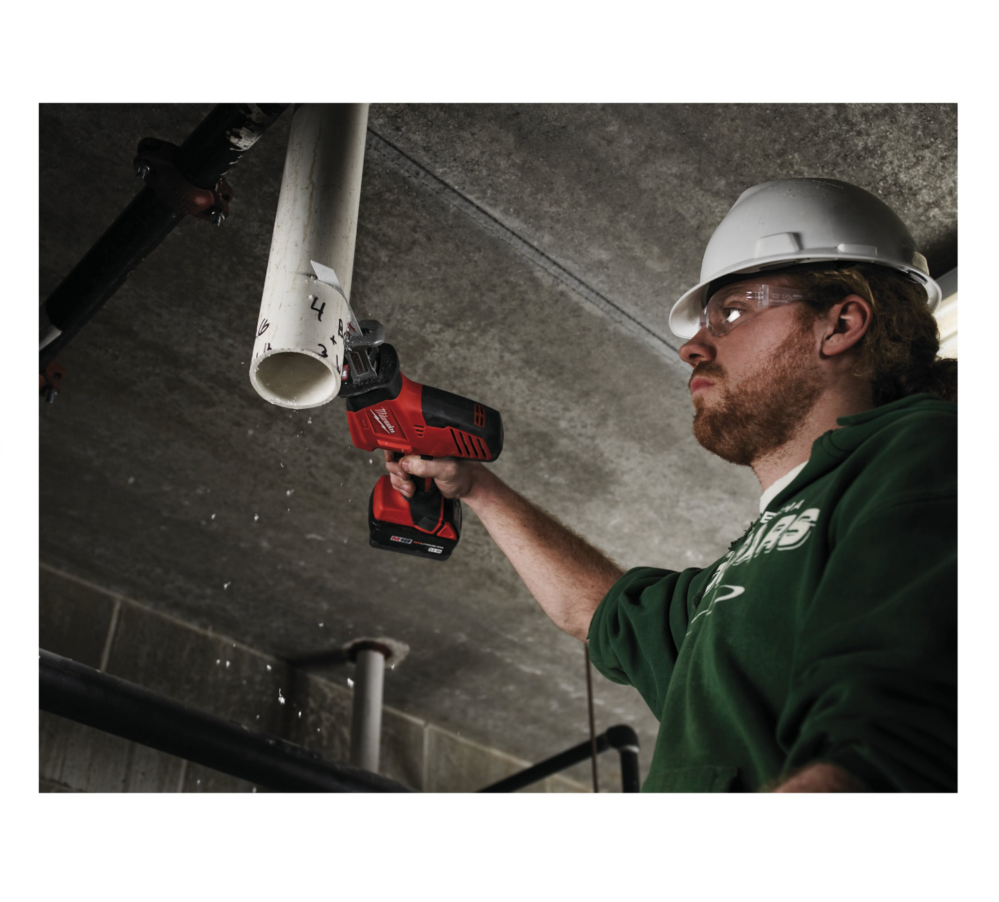 Scie sauteuse Milwaukee C18 HZ-402B M18 avec 2 batteries 4 Ah, chargeur et sac de transport